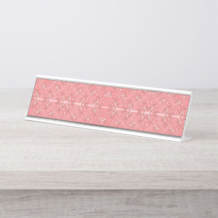 Porte-nom Pour Bureau Un tapis aux motifs rouges et roses présente un dé
