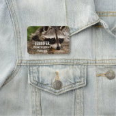 Porte-nom Raccoon mignon reposant sur un journal (En situation)