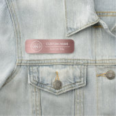 Porte-nom Rose de style métallique Gold Safety Pin Employé (En situation)