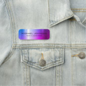 Porte-nom Rose violet bleu brillant acier inoxydable métal (En situation)