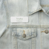 Porte-nom Sage Green Modern Script Custom Employee ID (En situation)