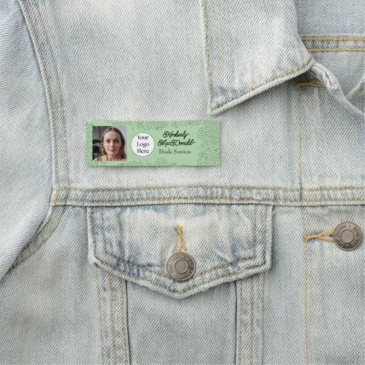 Porte-nom Services de doula de script vert sauge (En situation)