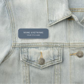 Porte-nom Simple Basic Dusty Blue Title Safety Pin Magnetic (En situation)