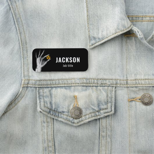 Porte-nom Tenir à la main un symbole de rayonnement (En situation)