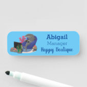 Porte-nom Un requin drôle en regardant la bande dessinée de (En situation)