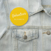 Porte-nom Volontaire jaune rétro magnétique (En situation)