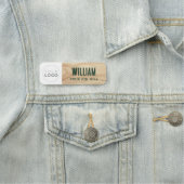 Porte-nom Woodgrain Rustic Employé Entreprise Logo ID vert (En situation)