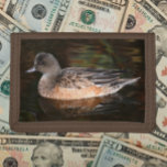 Portefeuille À 3 Volets American Wigeon sur Pond Wildlife Photo<br><div class="desc">Pour les amateurs de nature et de faune ! Sécurisez l'argent et les cartes de crédit avec ce porte-monnaie qui présente l'image d'une femme américaine Wigeon à la surface d'un étang. Sélectionnez la couleur de votre portefeuille.</div>
