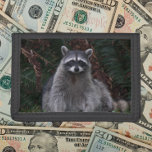 Portefeuille À 3 Volets Cute Forest Raccoon Photo Faune<br><div class="desc">Sécurisez l'argent et les cartes de crédit avec ce porte-monnaie qui présente l'image d'une jolie forêt Raccoon posant pour la caméra. Sélectionnez la couleur de votre portefeuille.</div>