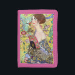 Portefeuille À 3 Volets Dame avec ventilateur par Gustav Klimt, Japonisme<br><div class="desc">Lady with Fan (1918) de Gustav Klimt est une peinture vintage de l'époque victorienne Symbolisme portrait d'art. Une belle brune tenant un fan oriental. L'arrière - plan à thème japonais à fleurs dorées est rempli de fleurs exotiques florissantes, de paons et d'autres oiseaux aux ailes étirées. À propos de l'artiste...</div>