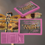 Portefeuille À 3 Volets Doré dragonfly Wild et libre Thoreau rose<br><div class="desc">Cette belle cite naturellement Henry David Thoreau "Toutes les bonnes choses sont sauvages et libres". Ses couleurs terreuses d'or, de marron, de taupe et de rose seront un rappel naturel de vivre pleinement et d'apprécier chaque instant comme cette libellule dorée avec ses ailes iridescentes largement répandues. Les libellules symbolisent le...</div>