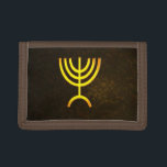 Portefeuille À 3 Volets Flamme de Menorah<br><div class="desc">Un rendu numérique de la menorah juive à sept branches (hébreu : מְ וֹ נ רָ ‎). La menorah à sept branches, utilisée dans le sanctuaire portatif mis en place par Moïse dans le désert et plus tard dans le Temple de Jérusalem, est un symbole du judaïsme depuis des temps...</div>