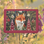Portefeuille À 3 Volets Fleurs Fox et Foxglove William Morris Inspiré<br><div class="desc">Présentation des Fleurs Fox et Foxglove William Morris Inspiré Trifold Wallet, un accessoire sophistiqué qui allie harmonieusement charme de la faune et élégance artistique intemporelle. Ce porte-monnaie triplé présente une magnifique illustration d'un renard, gracieusement entrelacé avec les motifs complexes et classiques qui rappellent l'esthétique de William Morris, le tout face...</div>