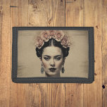 Portefeuille À 3 Volets Frida Kahlo - Surreal Retro Artistique<br><div class="desc">Élevez votre style avec le Frida Kahlo Trifold Wallet,  un mélange de charme vintage et d'art moderne. Doté d’une double exposition surréaliste sur papier fissuré,  il s’agit d’un accessoire unique pour les âmes artistiques audacieuses. Restez organisés tout en portant une déclaration qui célèbre l'individualité.</div>