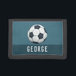 Portefeuille À 3 Volets Garçons Bleu et Sportball Football Soccer Ball Kid<br><div class="desc">Ce porte-monnaie cool et moderne présente une illustration de ballon de football (football britannique) et peut être personnalisé avec le nom de votre garçon dans une typographie sportive. Parfait pour un passionné de sport !</div>