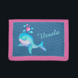 Portefeuille À 3 Volets La baleine rose bleue de mer d'aqua d'enfants<br><div class="desc">Le portefeuille lunatique mignon d'art de baleine pour des enfants customisent avec votre propre choix du nom. Cet exemple lit Ursula. Petit portefeuille ou bourse mignon pour les enfants qui aiment des baleines la mer et les créatures de mer. Une grande idée de cadeau pour des enfants apprenant à nager...</div>
