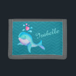 Portefeuille À 3 Volets La baleine rose turquoise de mer d'aqua d'enfants<br><div class="desc">Le portefeuille lunatique mignon d'art de baleine pour des enfants customisent avec votre propre choix du nom. Cet exemple lit Isabella. Petit portefeuille ou bourse mignon pour les enfants qui aiment des baleines la mer et les créatures de mer. Une grande idée de cadeau pour des enfants apprenant à nager...</div>
