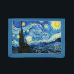 Portefeuille À 3 Volets La nuit étoilée par Vincent Van Gogh<br><div class="desc">Le tableau est dominé par un ciel nocturne rempli d'étoiles et de lune. Il occupe les trois quarts de l'image et semble turbulent, voire agité, avec des motifs intensément tourbillonnants qui semblent rouler à travers sa surface comme des vagues. Il est tapissé d'orbes brillantes, dont la lune du croissant à...</div>