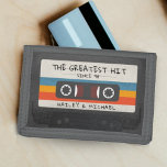 Portefeuille À 3 Volets Mariage de bande de la cassette vintage Retro le p<br><div class="desc">Porte-monnaie à cassettes rétro cool avec le texte "le plus grand succès" pour les couples mariés. Customisez le texte et le nom du mari et de la femme pour un cadeau personnalisé. Grands amateurs de musique classique et ancienne. Offrez comme cadeau de Noël, douche nuptiale ou anniversaire mariage à une...</div>