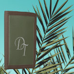 Portefeuille À 3 Volets Monogramme - Olive<br><div class="desc">Monogrammé - Couleur d'olive (6A6A45 ) Portefeuille Homme. Conçu pour ceux qui aiment cette teinte harmonieuse de couleur verte et l'atmosphère classique lorsqu'ils voyagent. Customisez-le facilement maintenant avec les lettres de votre choix. Conception par Alma Wad. ___________ Le vert est souvent relié aux signes zodiaques de la Virgo et de...</div>