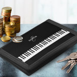 Portefeuille À 3 Volets Monogramme Piano Clavier Musique Noir Blanc Clés<br><div class="desc">Grattez la note droite avec cet élégant porte-monnaie,  en noir avec une touche de piano design au centre. Personnalisez avec le nom et l'initiale du destinataire,  qui formera un monogramme élégant près du haut du design. Le porte-monnaie est un accessoire élégant et un cadeau idéal pour les mélomanes.</div>