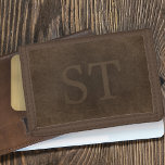 Portefeuille À 3 Volets Monogramme vintage élégant look cuir brun<br><div class="desc">Vintage porte-monnaie en cuir marron en mauvais état.              Personnalisez-le avec les initiales de nom et les coordonnées des deux côtés !         Il peut faire un grand cadeau pour papa,  grand-père,  mari ou meilleur ami à l'anniversaire,  la Fête des pères,  Noël ou toute autre occasion spéciale.</div>
