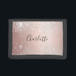 Portefeuille À 3 Volets Nom de la parties scintillant en or rose<br><div class="desc">Un élégant or rose,  un faux arrière - plan rose vif à l'aspect métallique. Décoré avec de la poussière de parties scintillant en faux argent. Personnalisez et ajoutez votre nom. Le nom est écrit avec un script de style écrit à la main.</div>