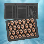 Portefeuille À 3 Volets Photo personnalisée de la face découpée drôle<br><div class="desc">Porte-monnaie déchiquetée personnalisée avec votre propre photo. Téléchargez un découpage du visage avec un arrière - plan transparent et il sera automatiquement répliqué sur tout le produit,  des deux côtés. Pour réaliser le découpage,  vous pouvez télécharger n'importe quelle application mobile ou informatique,  utiliser le programme nommé Canva ou Photoshop.</div>