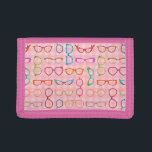 Portefeuille À 3 Volets Rétro hippie moderne de lunettes avec le guingan<br><div class="desc">Ce portefeuille coloré et ringard de conception de nouveauté de monocle a un motif original composé des lunettes dans une série de nuances et des styles, tous sur un arrière - plan de rétro guingan rose. Le cool, les cadres des en verre girly s'étendent de les années 50 et du...</div>