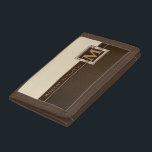 Portefeuille À 3 Volets Tan Brown monogramme avec accents or<br><div class="desc">Portefeuille Monogram. Remarque : Toutes les zones de modèle n'ont pas besoin d'être modifiées. 📌 Si vous avez besoin d'une personnalisation plus poussée, cliquez sur le bouton "Cliquez pour Customiser plus loin" ou "Customiser ou modifier la conception" et utilisez notre outil de conception pour redimensionner, faire pivoter, modifier la couleur...</div>