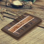 Portefeuille À 3 Volets Tonage en bois rustique Brown<br><div class="desc">Personnalisez le porte-monnaie Brown Rustic Wood Tone Stripe avec votre monogramme. Fait un excellent cadeau pour lui ou un objet promotionnel.</div>