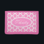 Portefeuille À 3 Volets Trellis à motif rose ajouter votre nom<br><div class="desc">Les filles lumineuses modernes carré rose clair et blanc Trellis à motif sac à main. Customisez ce porte-monnaie ou porte-monnaie avec votre nom et votre initiale de famille. Lit actuellement Trinity C. Un cadeau personnalisé idéal pour les filles et les femmes. Conçu par Sarah Trett.</div>