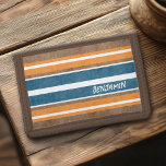Portefeuille À 3 Volets Vintage Surfboard Stripes - Subtle Wood Arrière -<br><div class="desc">Un motif de bande coloré et rétro en bleu et orange sur un arrière - plan imitation bois. Un design rayé vintage avec un aspect plage et surf. Ajoutez votre nom ou votre monogramme pour en faire un objet personnel qui se démarquera parmi vos amis. Le nom est une police...</div>