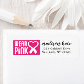 Porter des étiquettes d'adresse de retour rose (En situation)