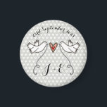 Portes blanches personnalisées Mariage Aimant Favo<br><div class="desc">Illustration de 2 belles colombes tenant un ruban coulant avec un coeur d'amour attaché.</div>