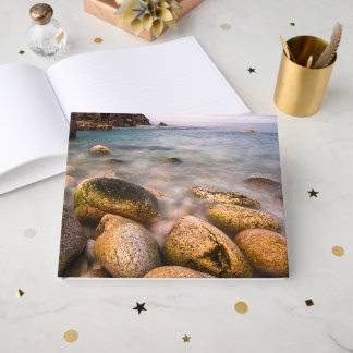 Porth Nanven is een rotsachtige inham nabij Land's Gastenboek