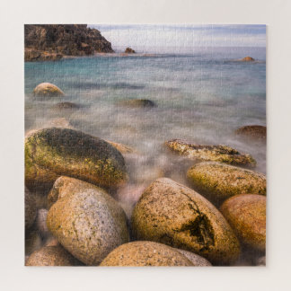 Porth Nanven is een rotsachtige inham nabij Land's Legpuzzel