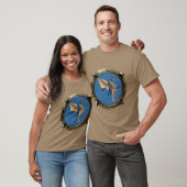 Porthole Uitzicht van een SCUBA-duiker die een Hug T-shirt (Unisex)