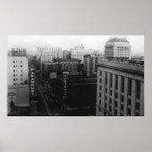 Portland, OF Uitzicht van Broadway van Main St. Poster (Voorkant)