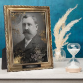 Portrait hanté | Plaque | Mustache Man (Côté)