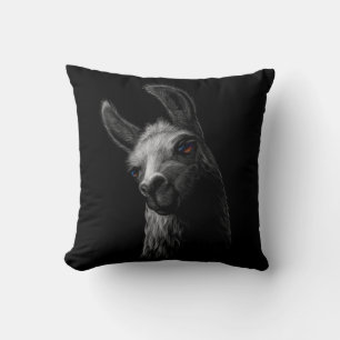 Portret Head Cute Llama met een zwarte achtergrond Kussen