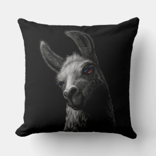 Portret Head Cute Llama met zwarte achtergrond Kussen