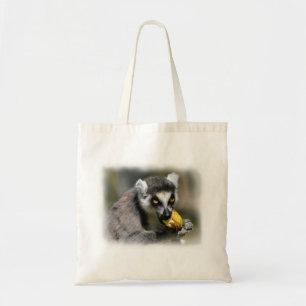 Portret ringstaartmaki eten een banaan tote bag