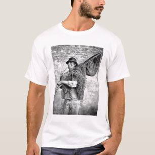 Portret van een Fisherman die zijn netten vervoert T-shirt