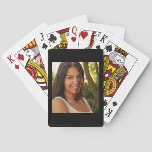 Portret van een jongedame pokerkaarten