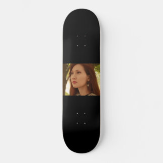 Portret van een jongedame skateboard