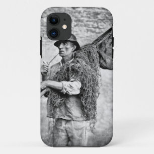 Portret van een visser die zijn netten draagt (zw/ iPhone 11 hoesje