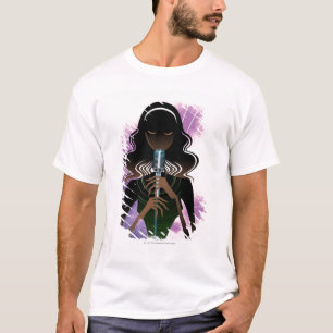 Portret van een vrouw die microfoon vasthoudt t-shirt