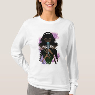 Portret van een vrouw die microfoon vasthoudt t-shirt