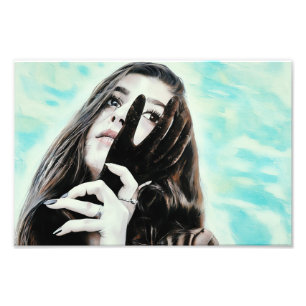 Portret van een vrouw met een artistieke handschoe foto afdruk